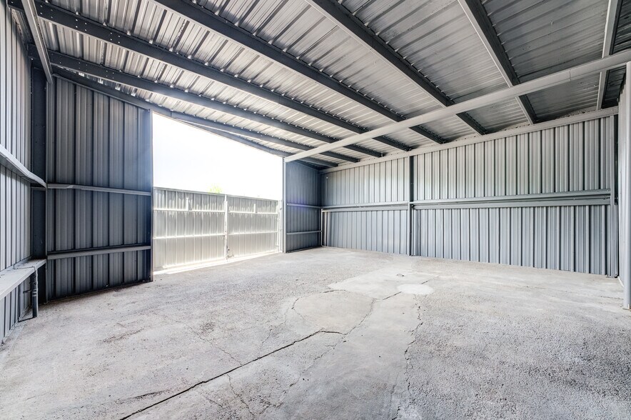 More Photos Of 10215 Papalote St, Houston Showroom For Sale