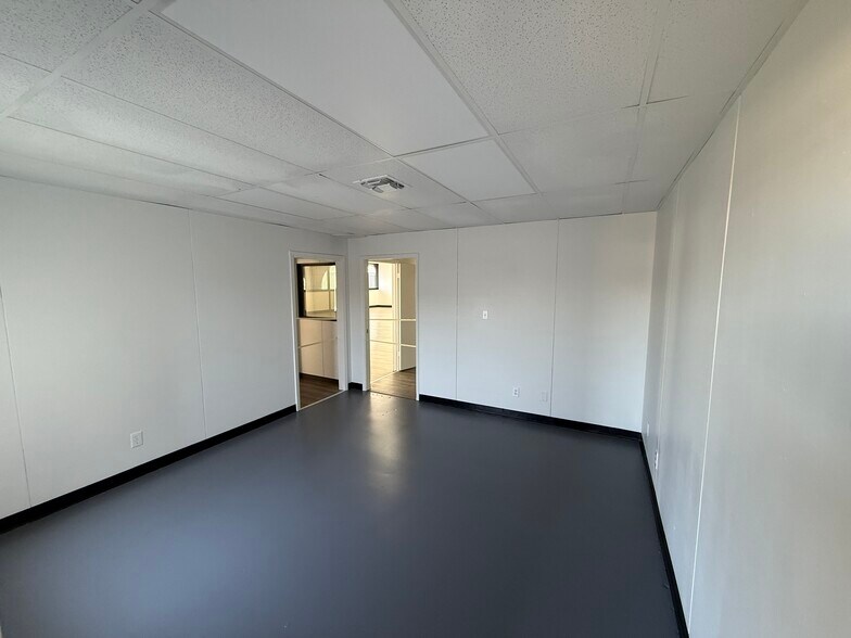 More Photos Of 3911 Woodbury Dr, Austin Warehouse For Lease