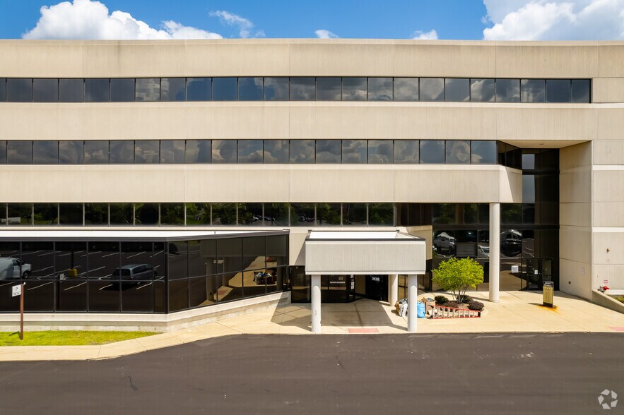 More Photos Of 1560 E Maple Rd, Troy Medical For Lease