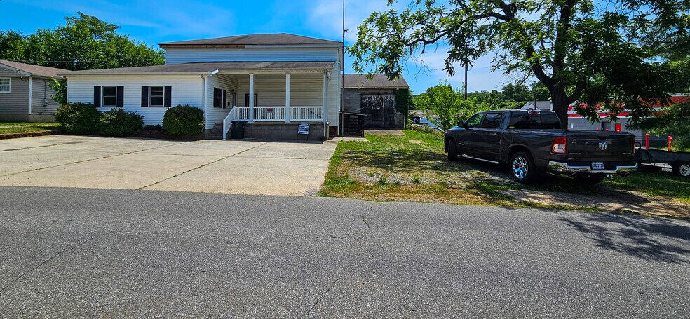 More Photos Of 2412 Marsh St, Lynchburg Showroom For Sale