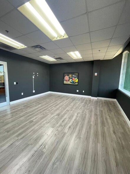 More Photos Of 7075 Kingspointe Pky, Orlando Showroom For Lease