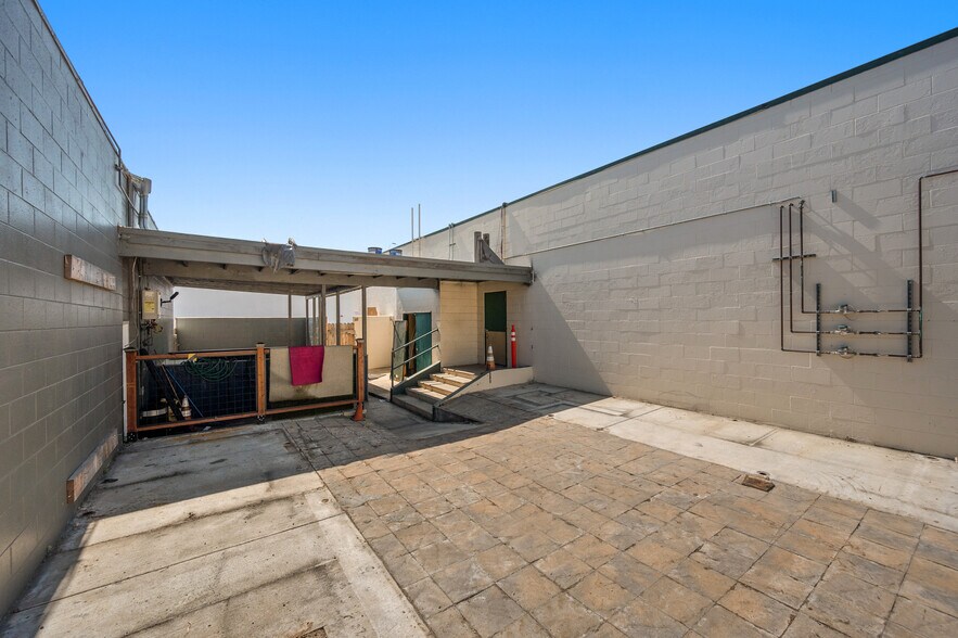 More Photos Of 8020 Ronson Rd, San Diego Warehouse For Lease