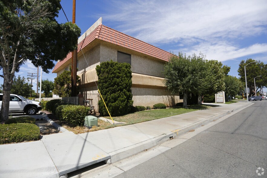 More Photos Of 1601 W Avenue J, Lancaster Medical For Lease