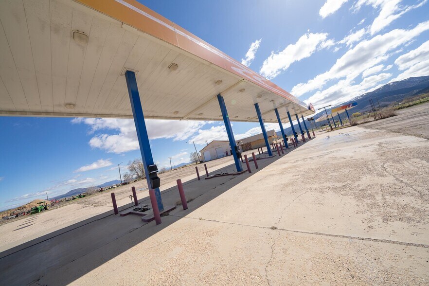 More Photos Of 225 N Highway 91, Summit Service For Lease