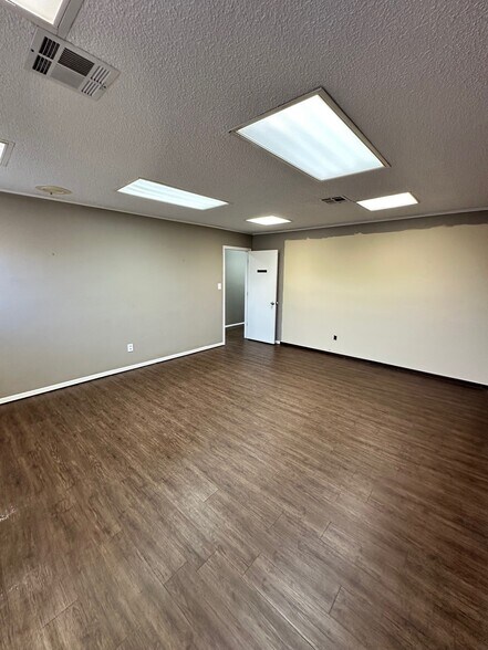 More Photos Of 330 N 4th St, Muskogee Office For Sale