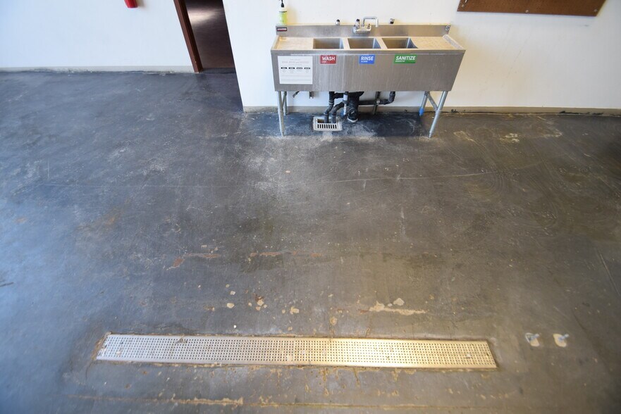 More Photos Of 611 NE Jackpine Ct, Redmond Distribution For Lease