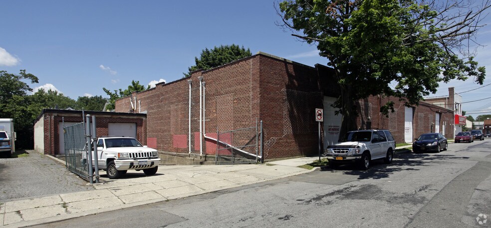 More Photos Of 110 Jericho Tpke, New Hyde Park Showroom For Lease