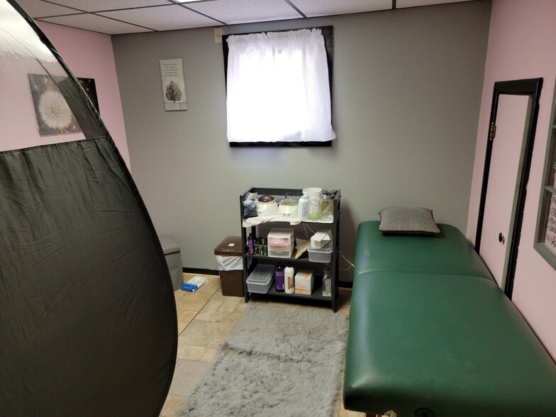 More Photos Of 450 Montana Ave, Lovell Storefront Retail Office For Sale