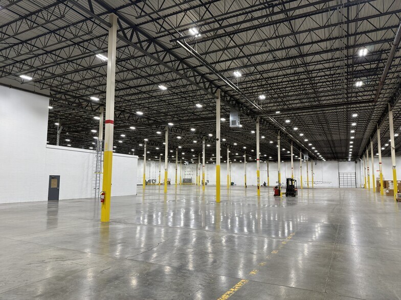 More Photos Of 6721 W 73rd St, Bedford Park Manufacturing For Sale