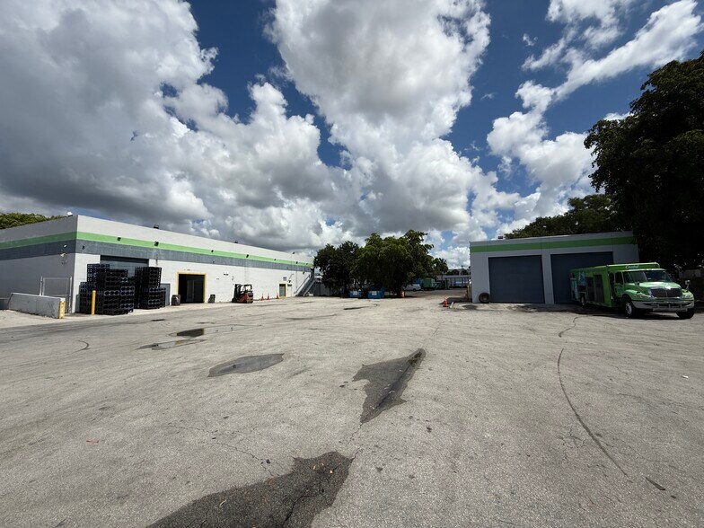 More Photos Of 2779 NW 112th Ave, Doral Manufacturing For Lease