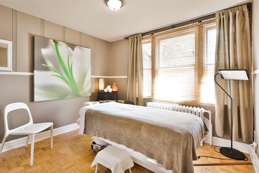 More Photos Of 2130 Av Bourgogne, Chambly Office For Sale