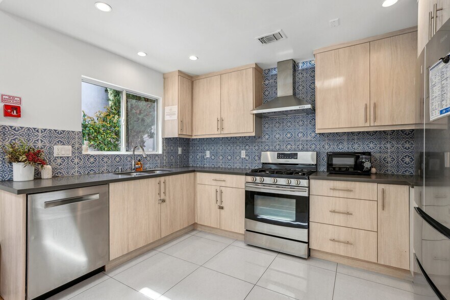 More Photos Of 6082 Selma Ave, Los Angeles Rehabilitation Center For Lease