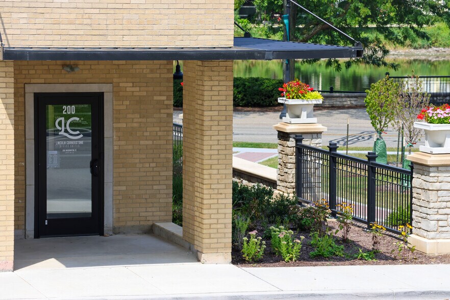 More Photos Of 200 N Washington St, West Dundee Office For Lease