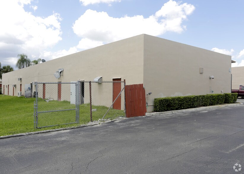 More Photos Of 991 S State Road 7, Fort Lauderdale Warehouse For Lease