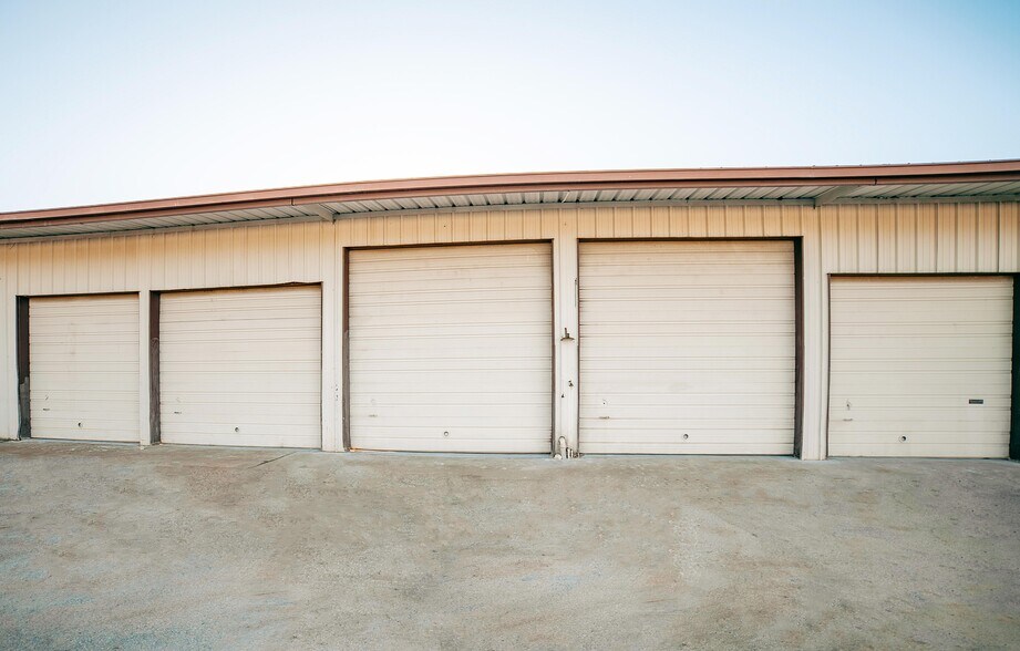 More Photos Of 809 Old Montgomery Rd, Conroe Auto Repair For Lease