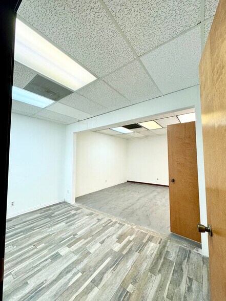 More Photos Of 10606 Shady Trl, Dallas Showroom For Sale