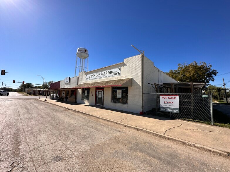 Primary Photo Of 1308 Simmons Ave, Jourdanton Garden Center For Sale