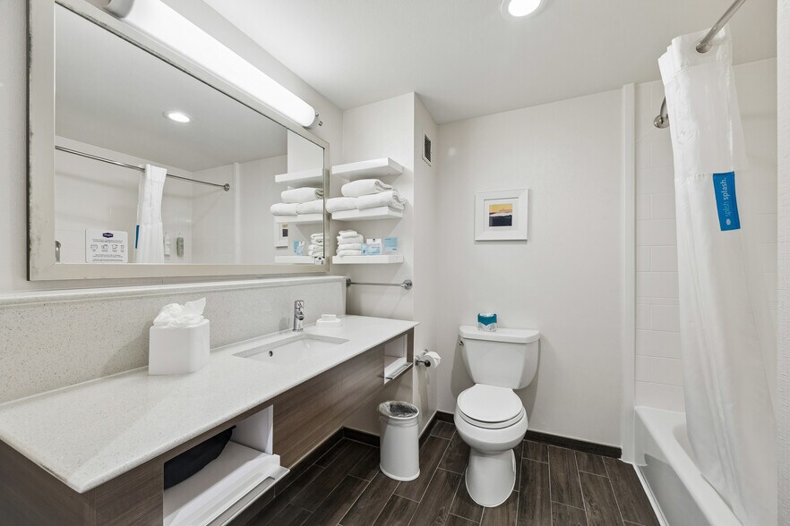 More Photos Of 1328 Highway 146, La Porte Hotel For Sale