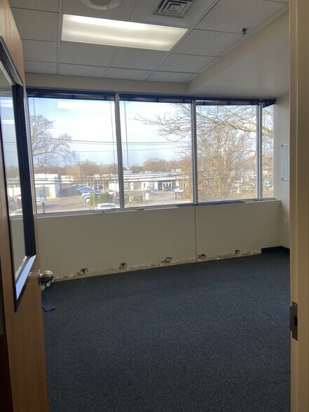 More Photos Of 610 Middle Country Rd, Saint James Auto Repair For Lease