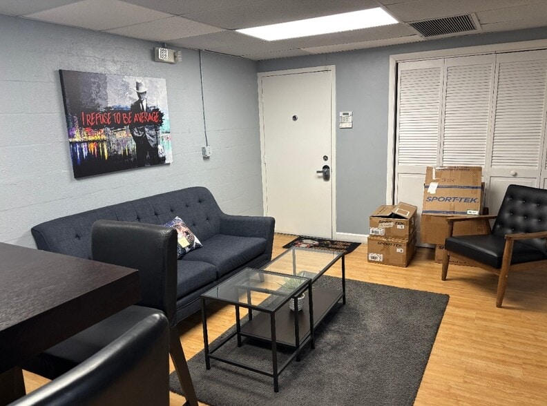 More Photos Of 3600 NE 5th Ave, Oakland Park Truck Terminal For Lease