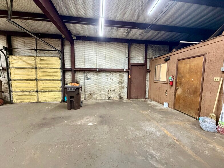More Photos Of 2000 E Murchison St, Palestine Light Manufacturing For Sale