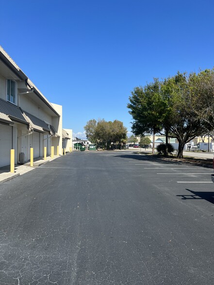 More Photos Of 5701 Houchin St, Naples Light Manufacturing For Lease