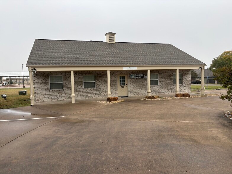 More Photos Of 606 S Harbor Ct, Granbury Office For Lease