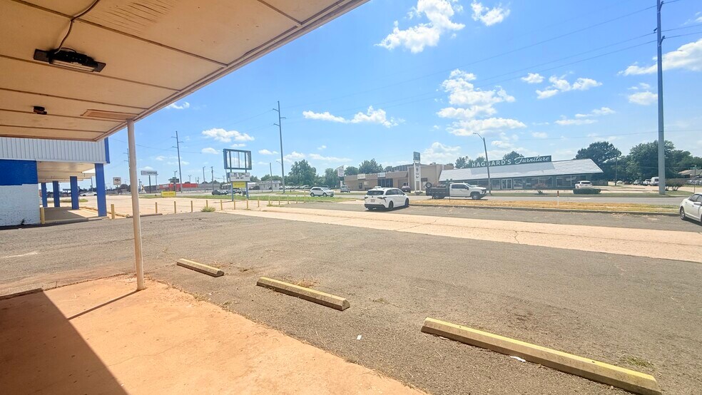 More Photos Of 3416 N May Ave, Oklahoma City Bar For Lease