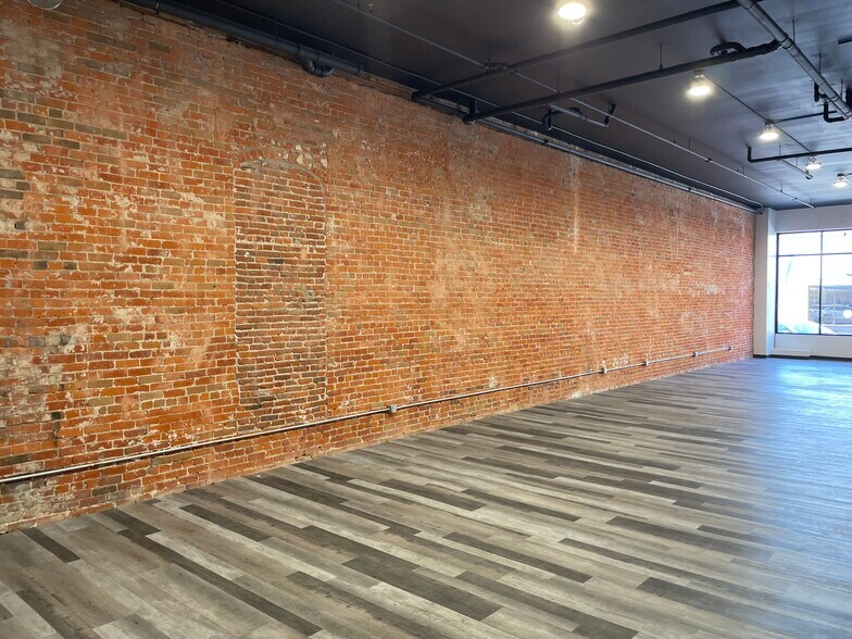 More Photos Of 733 W 2nd St, Hastings Storefront For Lease