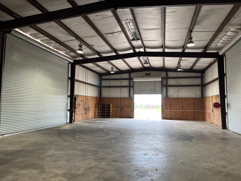 More Photos Of 3318 Dwayne Rd, Rosharon Warehouse For Lease