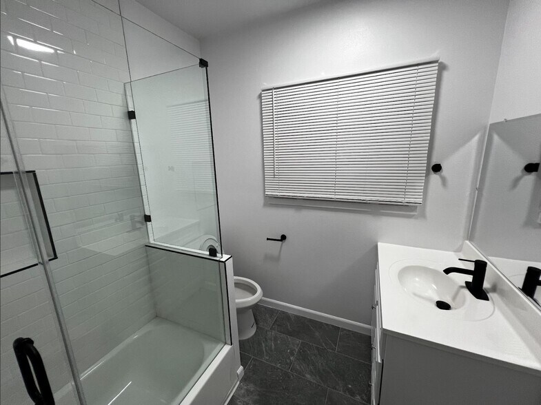 More Photos Of 2101 Bonsallo Ave, Los Angeles Apartments For Sale