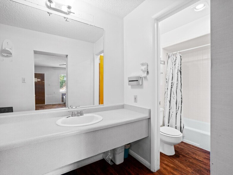 More Photos Of 145 S Main St, Richfield Hotel For Sale