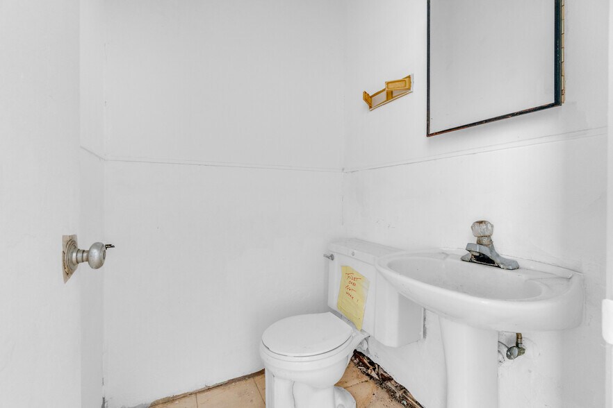 More Photos Of 1085 SE 17th St, Fort Lauderdale Office For Sale