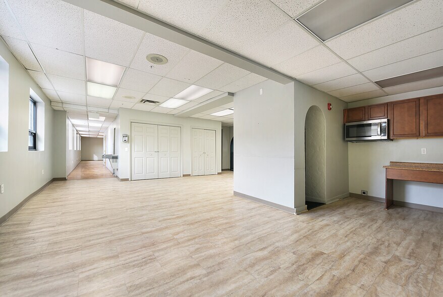 More Photos Of 4749 Baum Blvd, Pittsburgh Flex For Sale