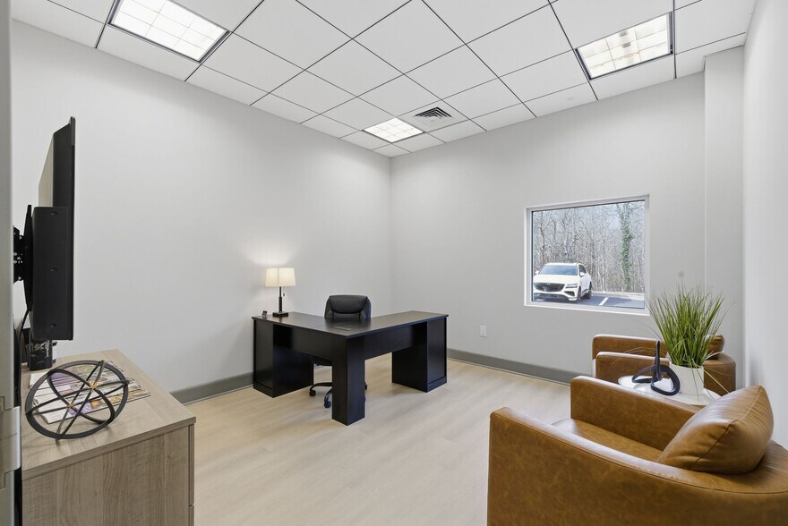 More Photos Of 142 S Cardigan Way, Mooresville Flex For Lease