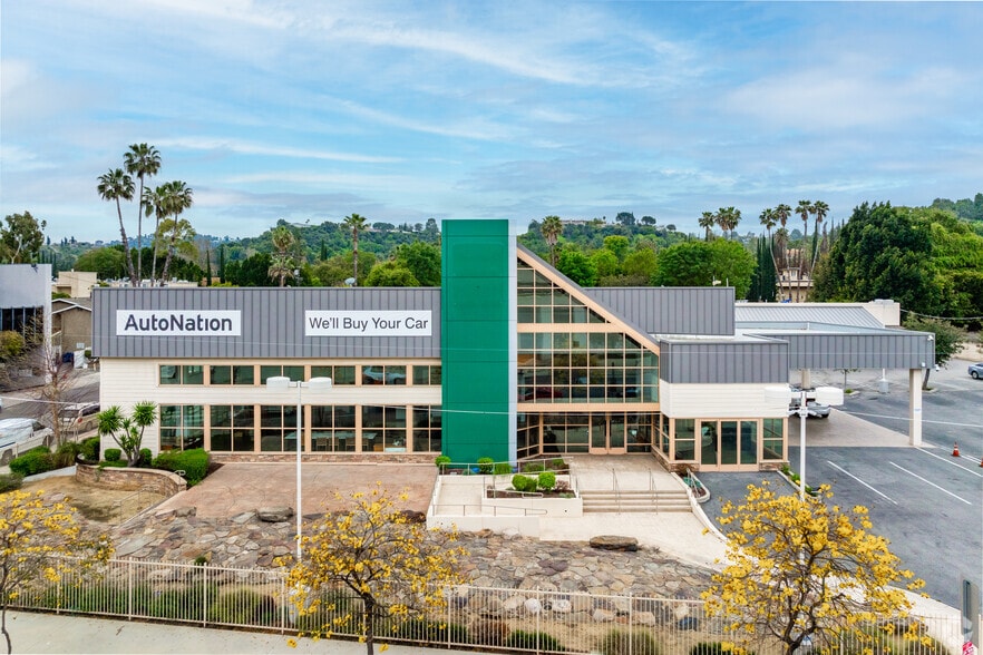 More Photos Of 15800 Ventura Blvd, Encino Auto Dealership For Lease