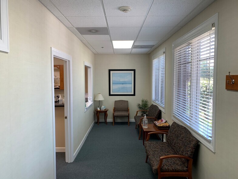 More Photos Of 1491 Merchant Dr, Algonquin Medical For Sale