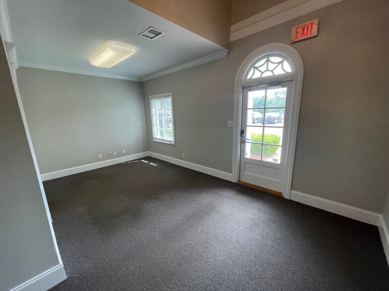 More Photos Of 2719 Graves Dr, Goldsboro Office For Lease