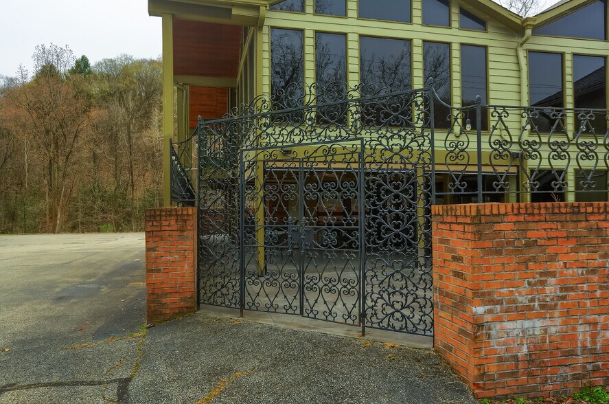 More Photos Of 634 Camp Horne Rd, Pittsburgh General Retail For Sale