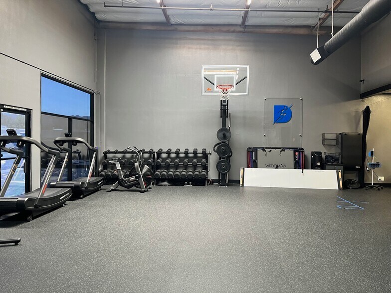 More Photos Of 1090 Lawrence Dr, Newbury Park Showroom For Lease