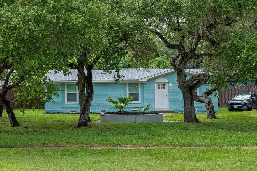 More Photos Of 1300 N Live Oak St, Rockport Multifamily For Sale