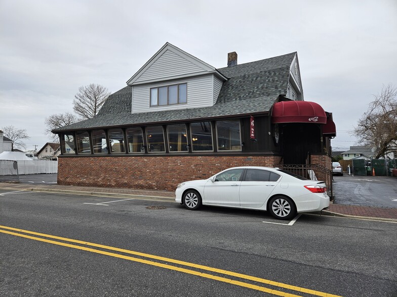 More Photos Of 46 Woodcleft Ave, Freeport Restaurant For Sale