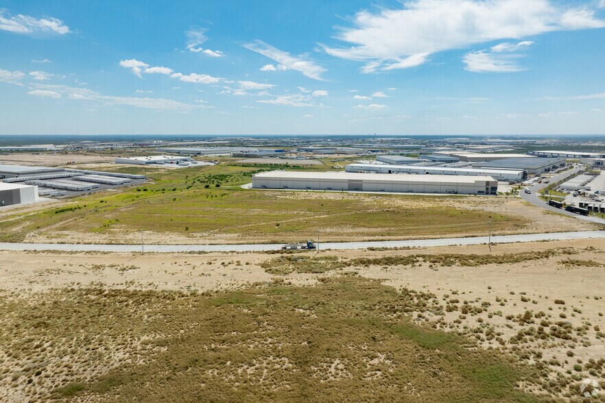 More Photos Of 15409 Fatima Dr, Laredo Industrial For Lease