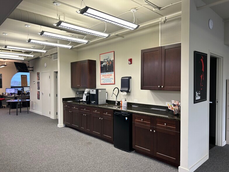 More Photos Of 275 N York St, Elmhurst Medical For Lease