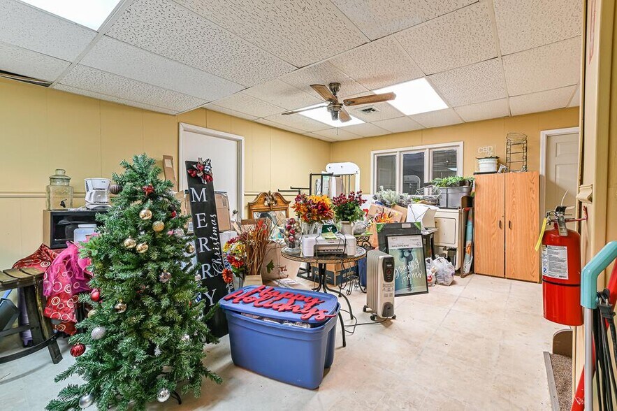 More Photos Of 1102 Mineral Wells Ave, Paris Office For Sale