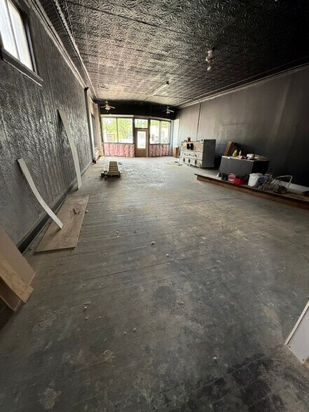 More Photos Of 430-436 W Commercial St, Springfield Storefront For Lease