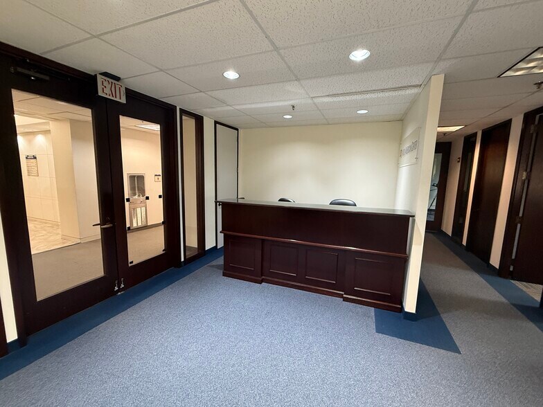 More Photos Of 8230 Boone Blvd, Vienna Office For Sale