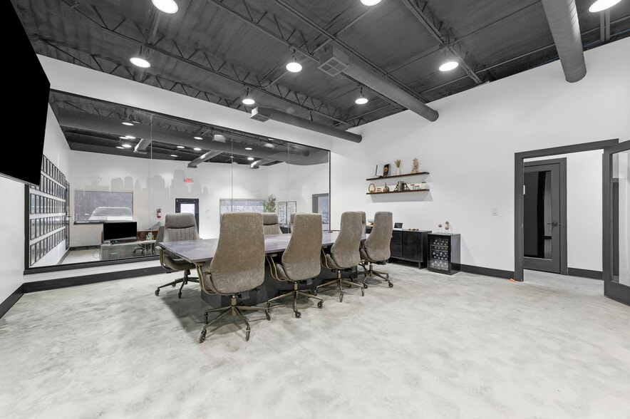 More Photos Of 9312 E US Highway 24, Independence Warehouse For Lease