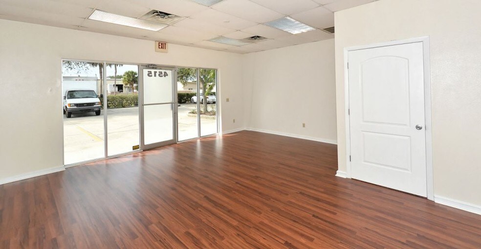 More Photos Of 4515-4521 Northgate Ct, Sarasota Warehouse For Sale