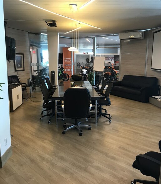 More Photos Of 601 S 21st Ave, Hollywood Showroom For Lease